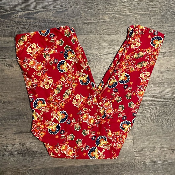 ⭐️4 for $10⭐️ Red Paisley Leggings.  Women's Size Large / XL.  Buttery Soft. - Picture 5 of 6